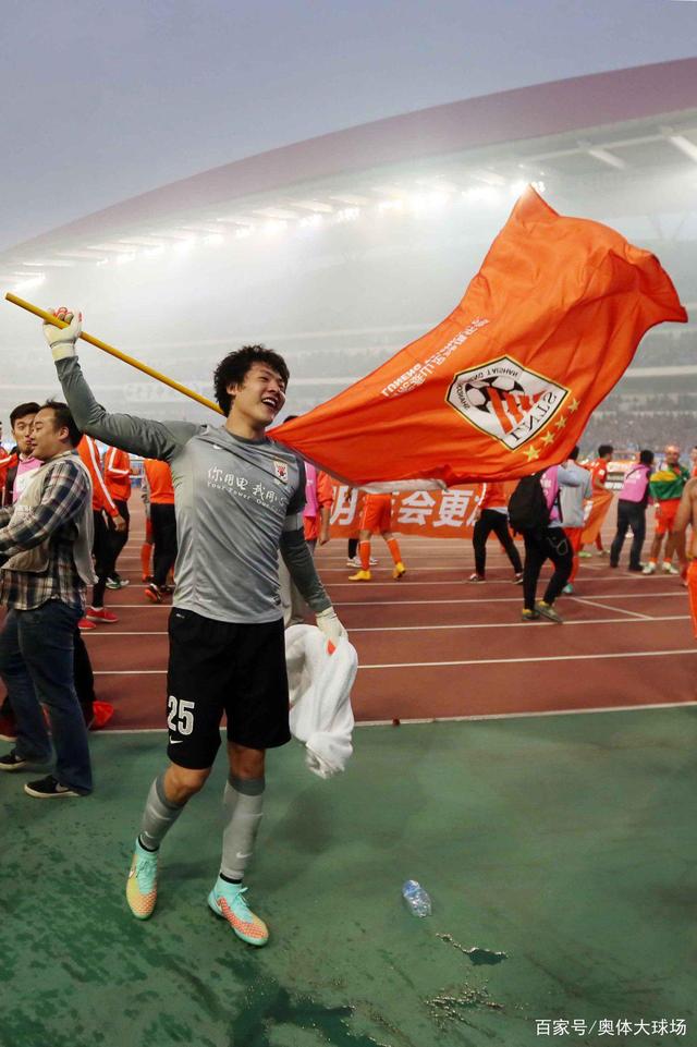 AYX爱游戏中国-包含联赛巅峰对决！漓江独角兽队读秒绝平闽南鲨队队，篮球赛场再起波澜；防线高度稳定的词条